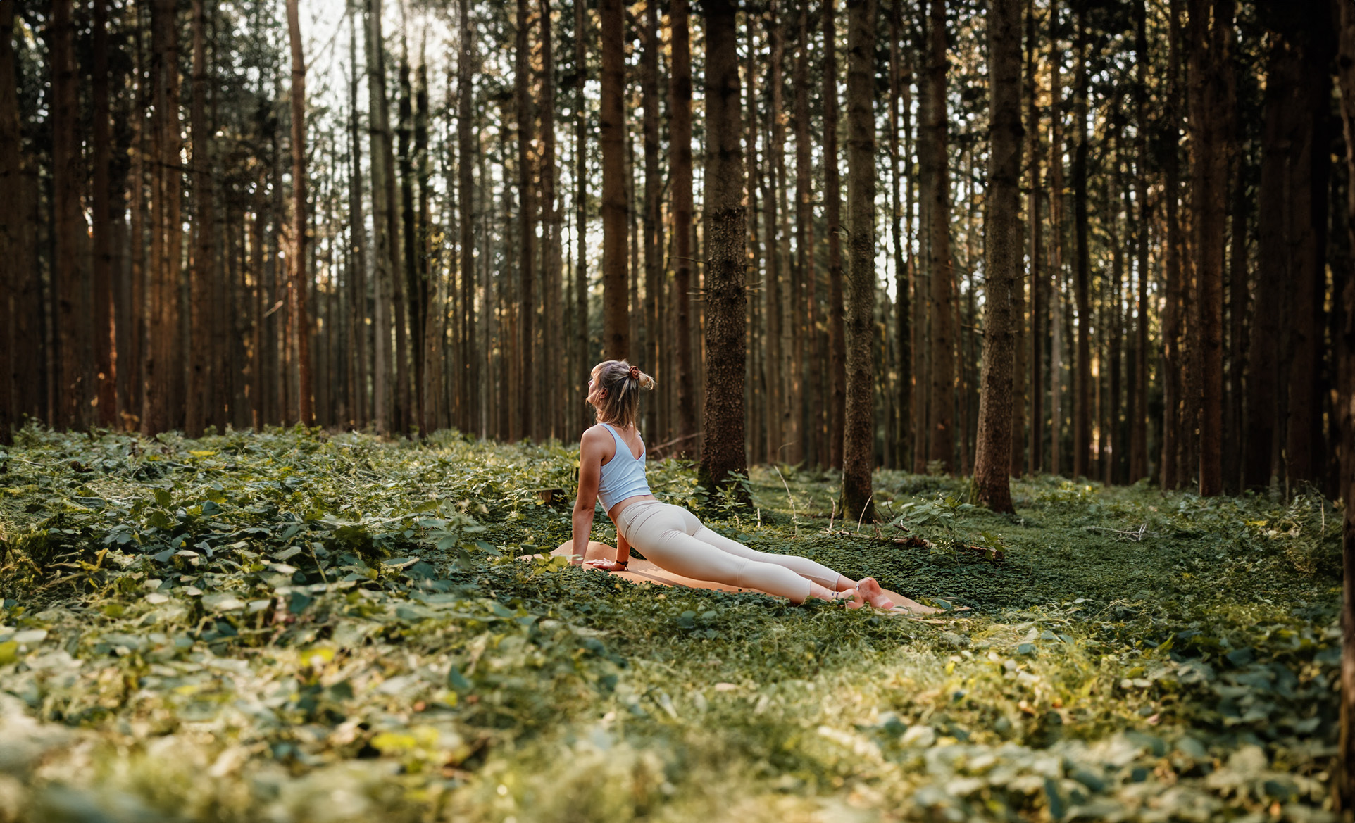 Frau beim Yoga mitten im Wald