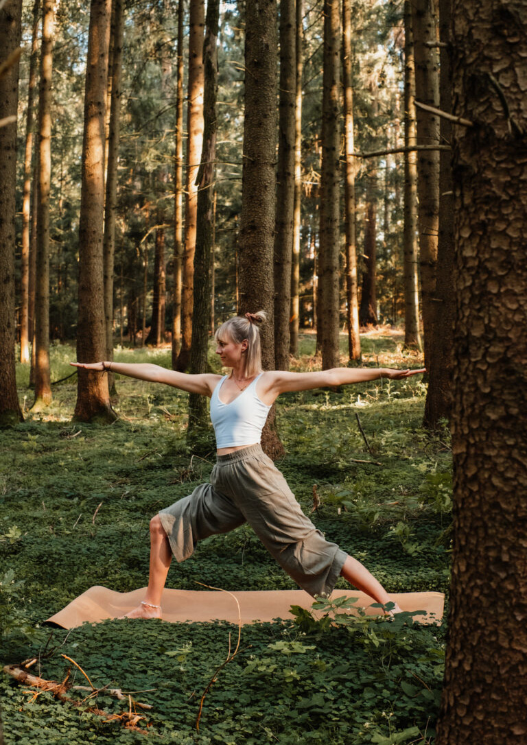 Frau macht Yoga im Wald